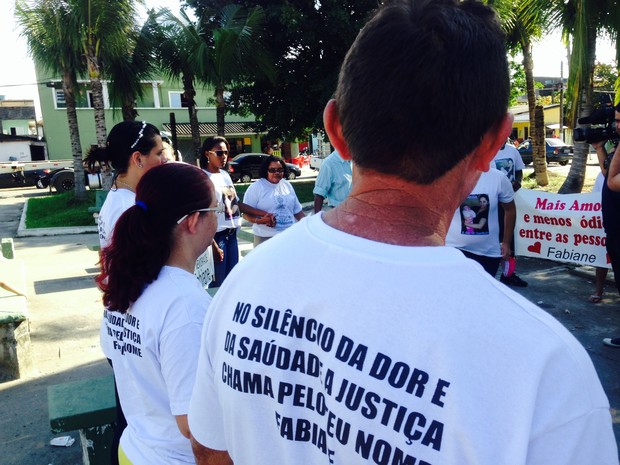 Familiares e amigos se reuníram para lembrar morte de Fabiane (Foto: Adriana Cutino / TV Tribuna)