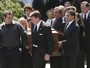 Clã dos Kennedy e celebridades vão a enterro de Mary Kennedy