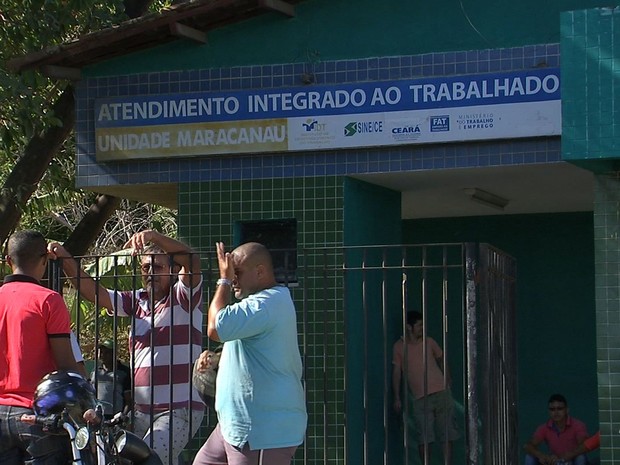 Desempregados são assaltados na fila por emprego no Ceará (Foto: TV Verdes Mares/Reprodução)