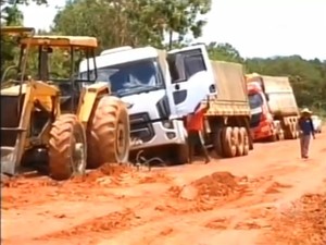 Caminhões ficam atolados na TO-481 no sul do Tocantins (Foto: Reprodução/TV Anhanguera)