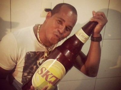 Aloísio Chulapa bebe cerveja (Foto: Reprodução)