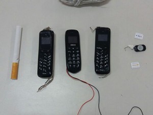 Detento é flagrado com celulares no corpo em revista no CDP do Putim (Foto: Divulgação/Polícia Civil)