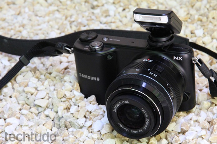 Apesar da lente, o corpo da Samsung NX2000 proporciona um bom manuseio (Foto: Luciana Maline/TechTudo) Apesar da lente, o corpo da Samsung NX2000 proporciona um bom manuseio (Foto: Luciana Maline/TechTudo)