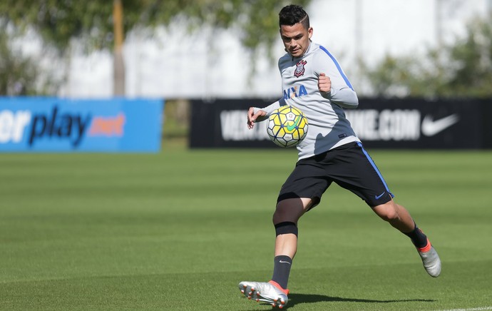 Corinthians vai bem no ataque, mas 'sacrifica' centroavantes no Brasileiro