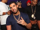 'Ela caiu no meu colo', diz Drake sobre Rihanna em rádio