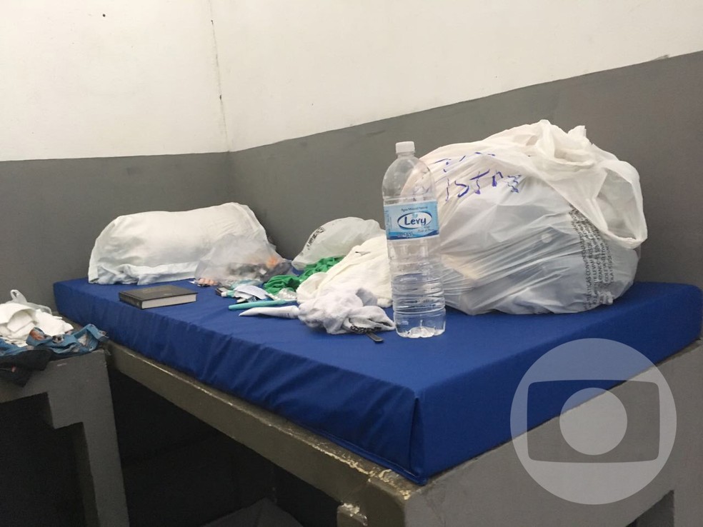 Imagem obtida pelo Jornal Nacional mostra cela de Eike Batista (Foto: Patrícia Andrade e Mahomed Saigg/TV Globo)