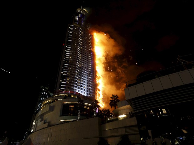 Incêndio atinge um hotel no centro de Dubai, nos Emirados Árabes Unidos  (Foto: Ahmed Jadallah/Reuters)