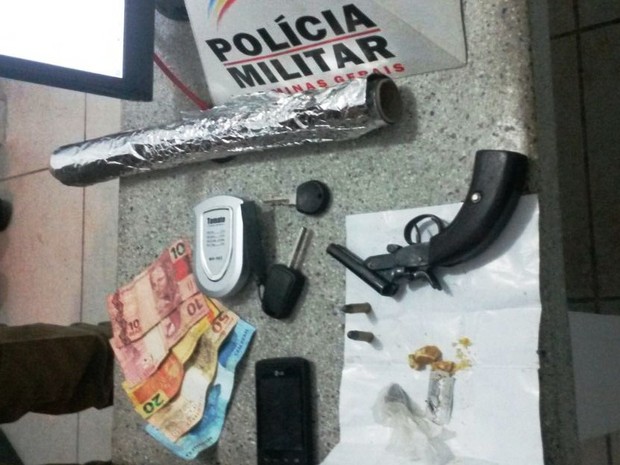 Material apreendido com os adolescentes (Foto: Divulgação / Polícia Militar)