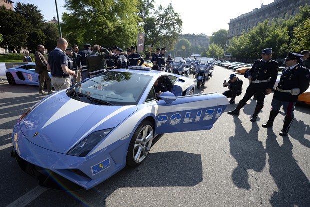Policiais aparecem ao lado de 'superviatura' da polícia italiana (Foto: Oliver Morin/AFP)