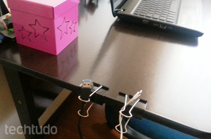 Os clipes de papel ajudam a organizar os fios sobre a mesa (Foto: Lívia Dâmaso/TechTudo)