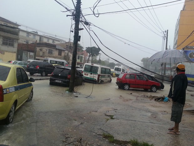 Ruas da Penha estão alagadas por causa da chuva forte (Foto: Renata Soares / G1)