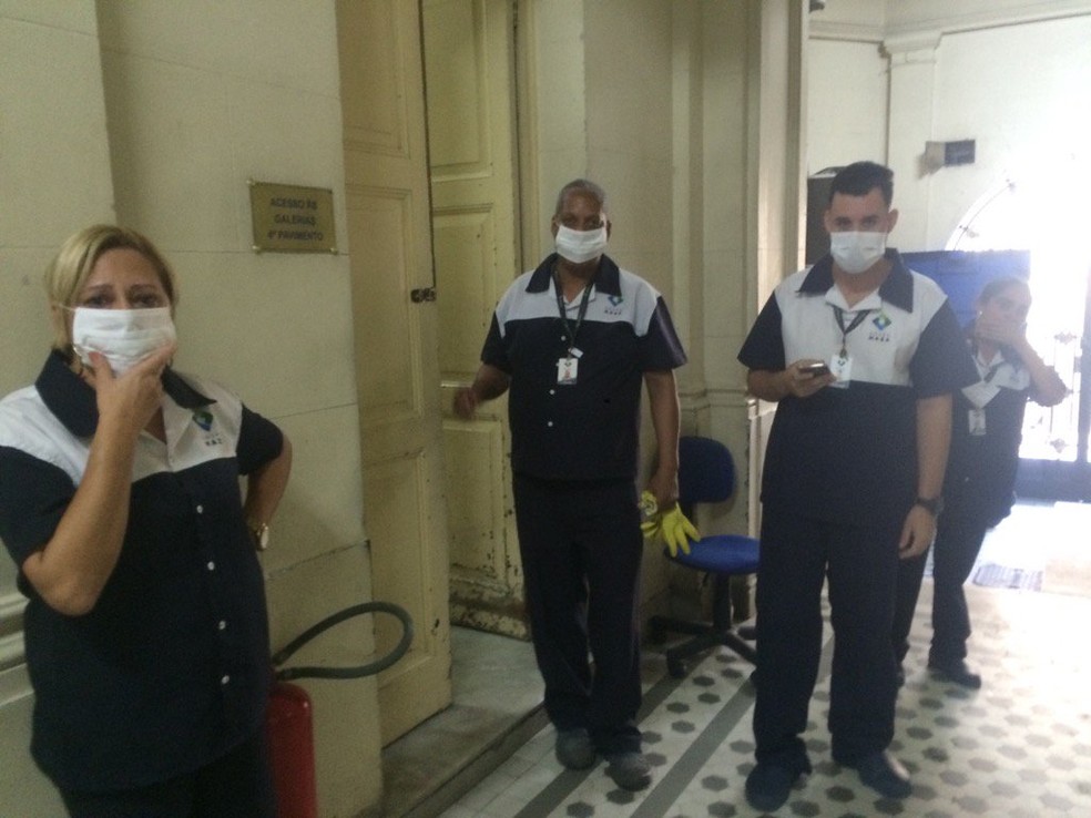 Funcionários da Alerj se protegem de gás com máscaras (Foto: Gabriel Barreira/G1)