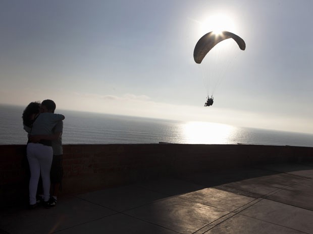 Parapente no céu de Lima, Peru (Foto: AP Photo/Martin Mejia)