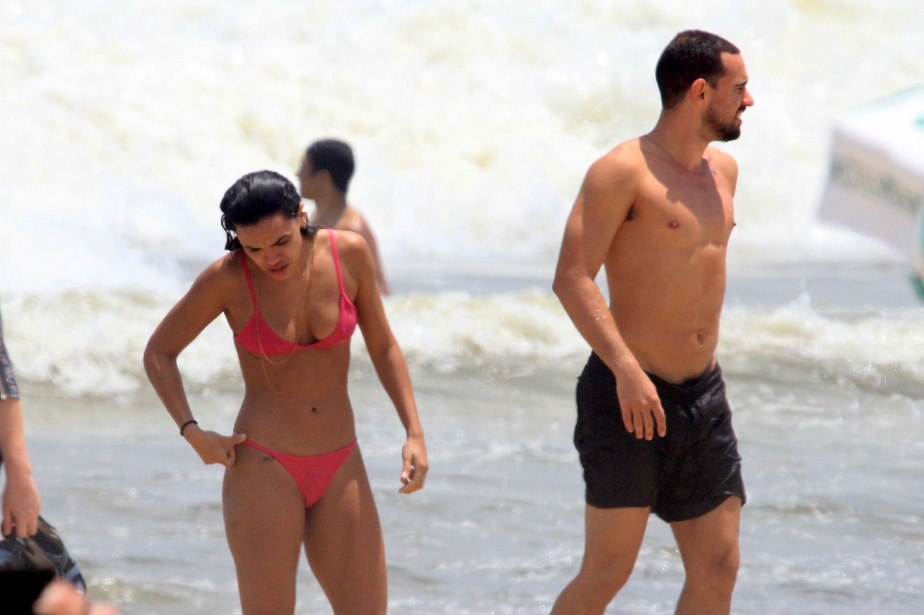 Giovana Cordeiro e Giuliano Laffayette curtem praia no Rio (Foto: AgNews) Giovana Cordeiro e Giuliano Laffayette curtem praia no Rio (Foto: AgNews)