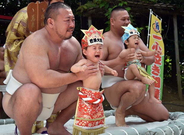 Segundo a tradição, o choro traz saúde e prosperidade para os bebês (Foto: Yoshikazu Tsuno/AFP)