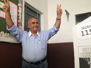 O candidato do PMDB à prefeitura de Nova Iguaçu, Nelson Bornier, votou por volta das 10h10 (Foto: Renata Soares/G1)