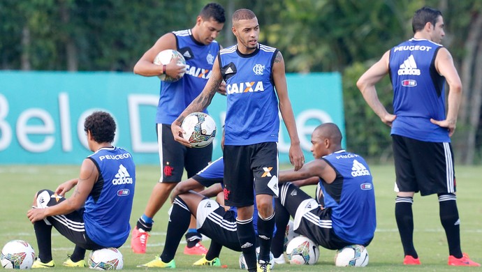 Paulinho treino Flamengo (Foto: Ivo Gonzalez / O Globo)