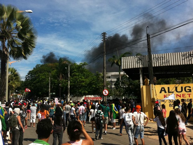 Vândalos queimaram pneus em diversos pontos da Avenida Dedé Brasil. Moradores reclamam da intensidade da fumaça. (Foto: Gabriela Alves/G1 CE)