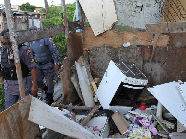 Móveis e eletrodomésticos foram destuídos  (Foto: Douglas Júnior/O Estado)