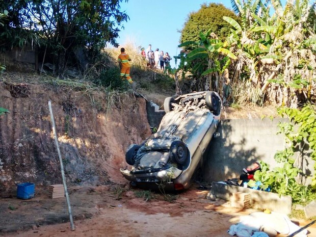 Veículo atingiu muro de casa e ficou virado com as rodas para cima (Foto: Wilson Elói/Acervo pessoal) Veículo atingiu muro de casa e ficou virado com as rodas para cima (Foto: Wilson Elói/Acervo pessoal)