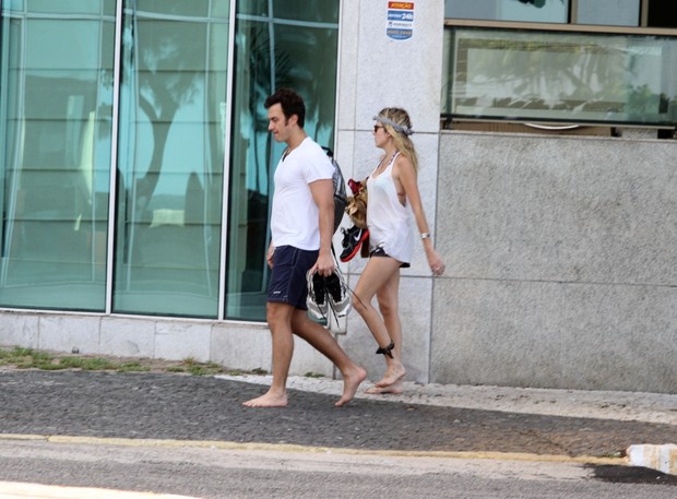 Gabriel Braga Nunes e namorada em Recife (Foto: Thiago Mattos e Onofre Veras / Agnews)