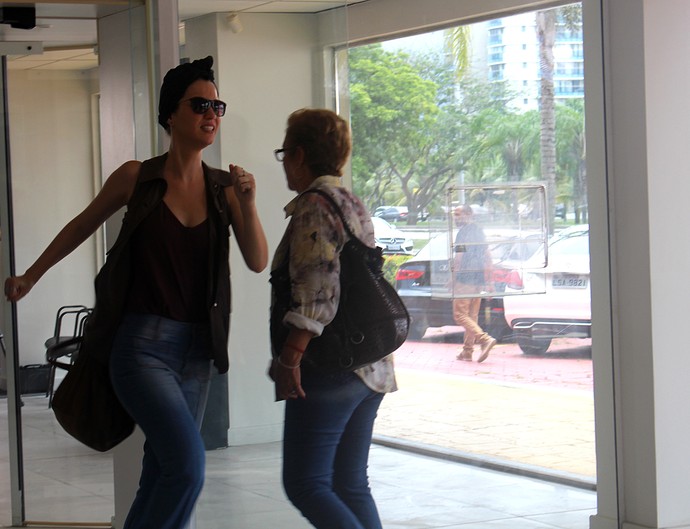 Júlia sai correndo do banco (Foto: Claudia Esteves/Gshow)