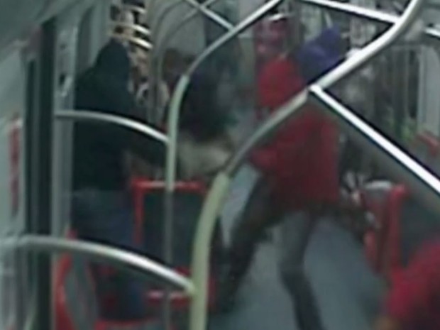 Imagens de câmeras de seguranças obtidas pelo Fantástico mostram a agressão dos torcedores (Foto: TV Globo/Reprodução)