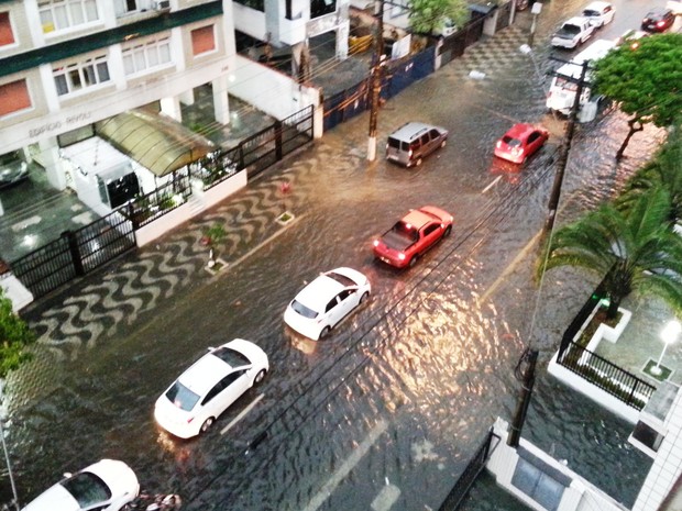 Alagamento na Rua Oswaldo Cochrane, em Santos, SP, na tarde desta segunda-feira (22). (Foto: Helder Marques/ Arquivo Pessoal.)