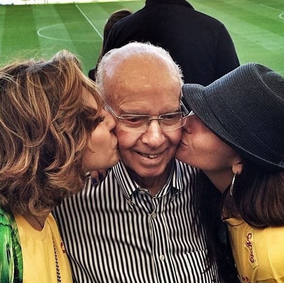 Guilhermina Guinle e Giovanna Antonelli beijando ex treinador, Zagallo (Foto: Instagram / Reprodução)