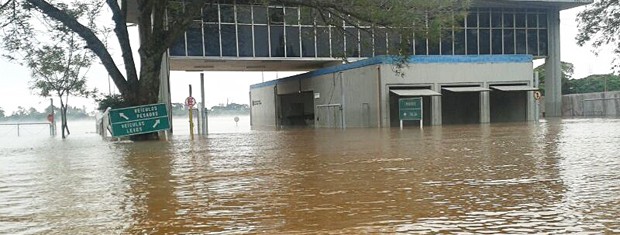 Cerca de 200 pessoas tiveram de deixar suas casas em Itaqui (Foto: Reprodução/RBS TV)