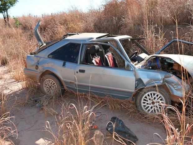 Carro ficou parcialmente destruído após acidente (Foto: Ivan Gehlen/ Blog Braga)