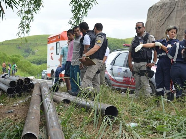 Carga ficou espalhada no acostamento da rodovia (Foto: Luzamir Carneiro/jgnoticias)