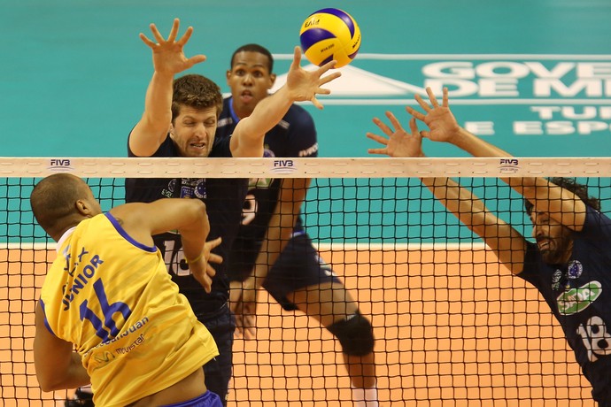 Éder tenta bloqueio para o Cruzeiro contra o UPCN (Foto: Divulgação/FIVB)