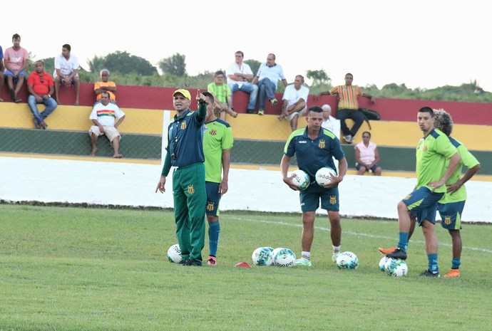 Treinador faz suspense quanto a escalação e deve divulgar apenas momentos antes do jogo (Foto: Sampaio / Divulgação)