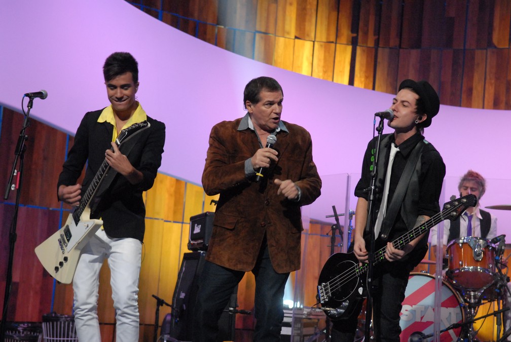 Jerry Adriani e Restart se apresentam no 'Som Brasil' que homenageia a Jovem Guarda em 24/04/2012 (Foto: TV Globo/Matheus Cabral)
