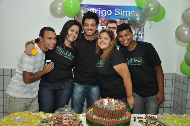 Rodrigo Simas ganha festa surpresa (Foto: Joao Pedro Durão / Divulgação)