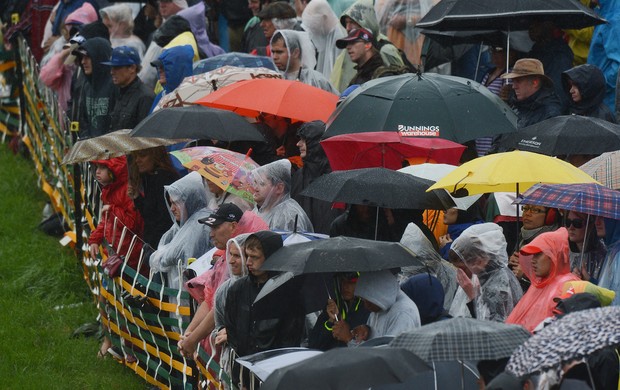 Público se esconde da chuva (Foto: AFP)