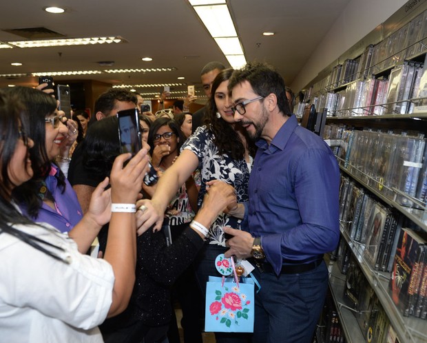 Padre Fábio de Melo recebe o carinho em lançamento de livro em São Paulo (Foto: Francisco Cepeda/AgNews)