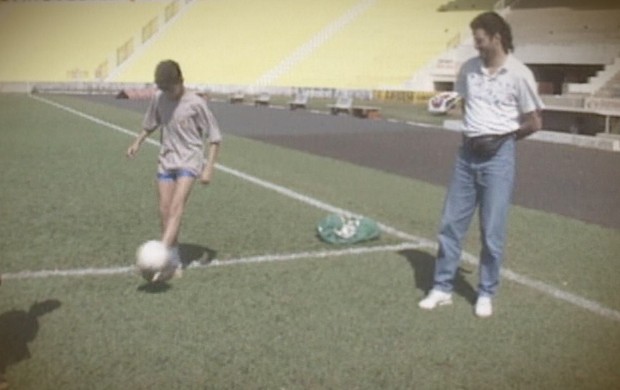 Sócrates ensina os primeiros passos ao filho Gustavo Vieira, atual diretor de futebol do São Paulo (Foto: Divulgação/CEDOC EPTV Ribeirão)