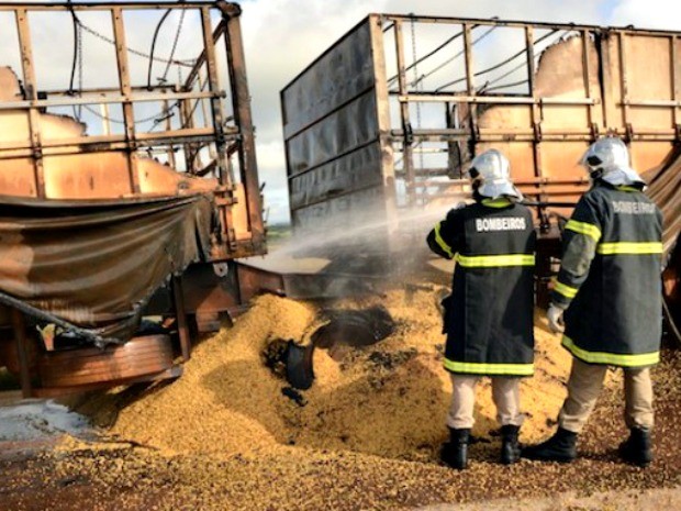 Uma carreta pegou fogo neste sábado (23), na BR-163, perto de Rondonópolis, a 218 quilômetros de Cuiabá, após uma falha mecânica. O fogo destruiu parte da carga de soja que era transportada no veículo. A pista ficou parcialmente interditada por cerca de 30 minutos até o Corpo de Bombeiros controlar as chamas. O motorista da carreta não ficou ferido.  (Foto: Agora MT)