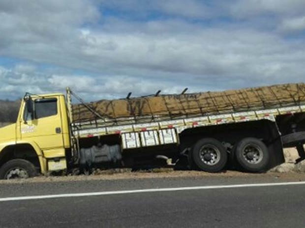 Carga de arroz ficou intacta após acidente, segundo a PRF (Foto: Divulgação/PRF)