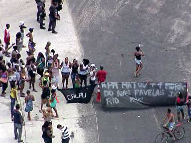 Manifestação fecha pista de avenida em Madureira (Foto: Reprodução / TV Globo)