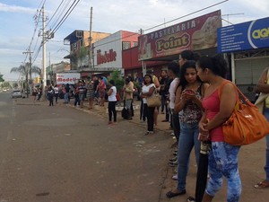 Parada de ônibus lotada por causa de greve dos rodoviários no DF (Foto: Dayane Oliveira/G1) Parada de ônibus lotada por causa de greve dos rodoviários no DF (Foto: Dayane Oliveira/G1)