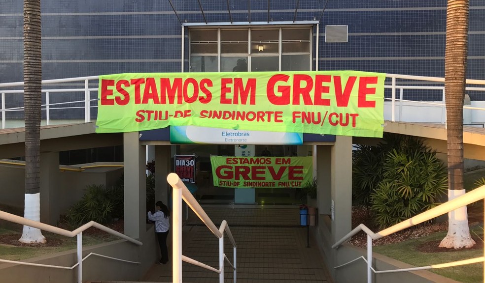 Faixas em frente à Eletronorte avisam que servidores estão em greve (Foto: Letícia Carvalho/G1)