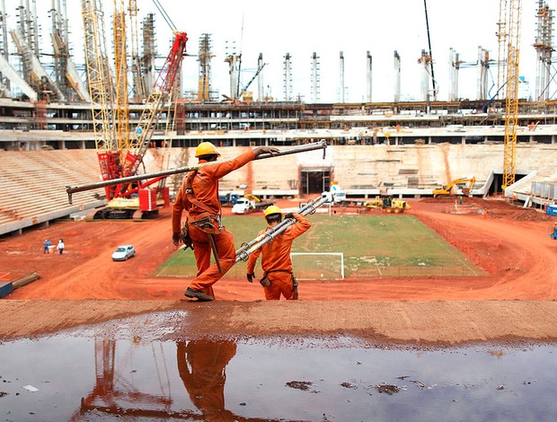 obras no estádio Nacional de Brasília Mané Garrincha Copa 2014 (Foto: Reuters)