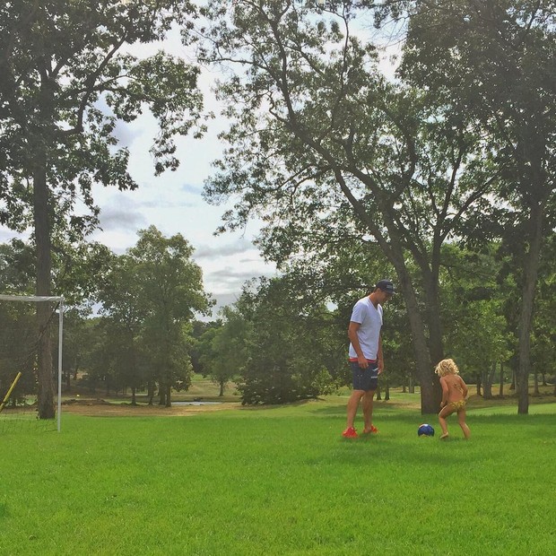 Tom Brady e a filha, em fotos postada por Gisele (Foto: Reprodução/Instagram)