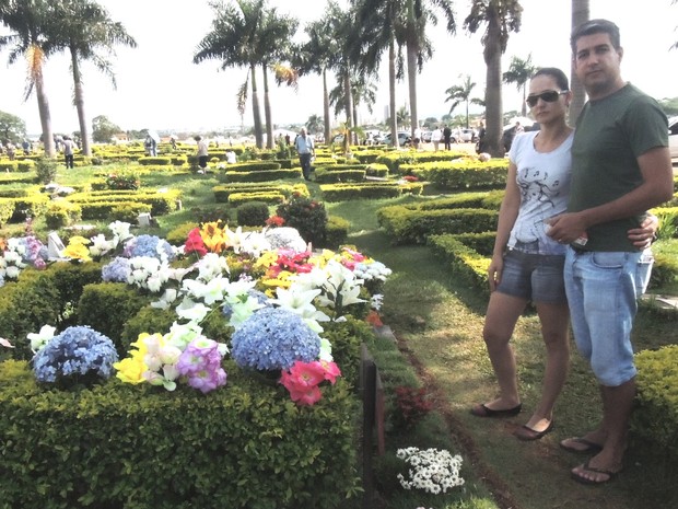 Há 15 anos casal visita túmulo de Leandro, em Goiânia (Foto: Paula Resende/ G1)
