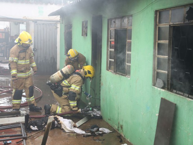 Casa em Taguatinga Sul, no Distrito Federal, pegou fogo na tarde deste domingo (14); 15 bombeiros militares atuaram para conter as chamas (Foto: Corpo de Bombeiros DF/Divulgação)