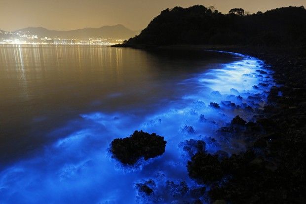  Foto feita com longa exposição mosra o brilho da Noctiluca scintillans na costa de Hong Kong (Foto: AP Photo/Kin Cheung)