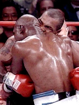 Mike Tyson morde orelha de Holyfield durante luta de boxe (Foto: Reprodução / AFP)